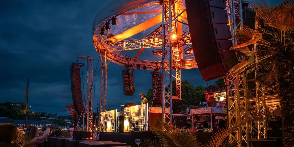 HK Audio COSMO line array na odru